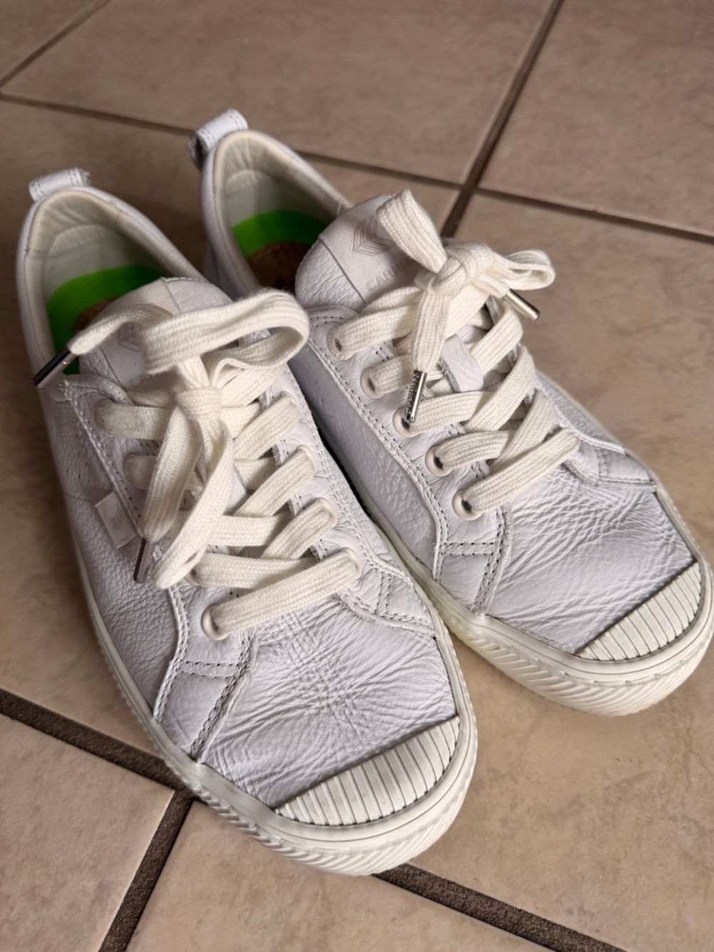Cariuma White Leather Low-Top Sneakers